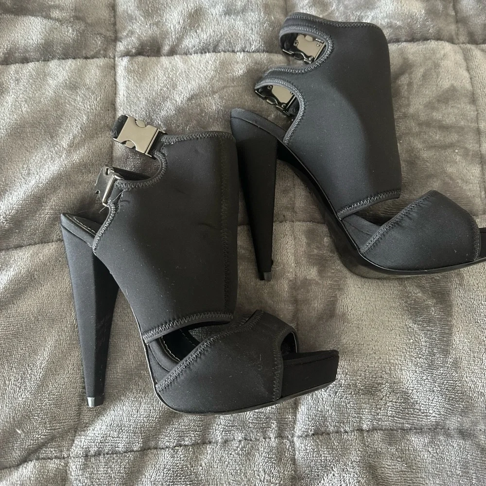 Elegant Black Women's Shoes - Picture 2 of 6